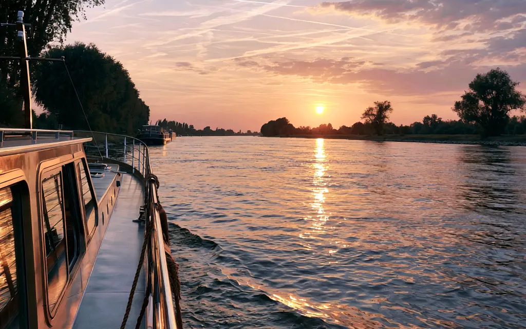 Bateau sur le Rhin au coucher du soleil